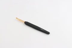 Gold Aluminum Single Ended Crochet Hooks with Black SoftÃ? FeelÃ? Handle 4.50 mm (7) Gold Aluminum Single Ended Crochet Hooks with Black SoftÃ? FeelÃ? Handle 4.50 mm (7)